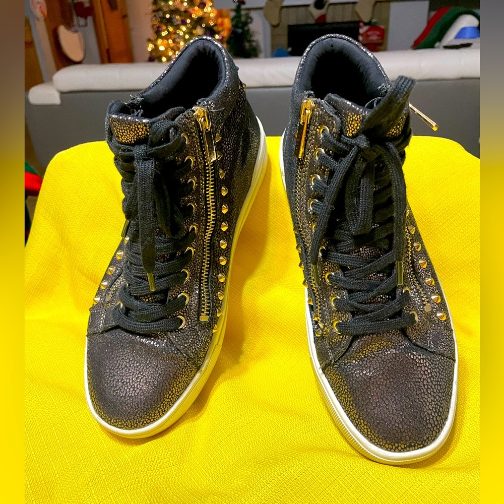 Aldo Black Sneakers. Size 7 men / 8 women. Lightly used. Good condition.